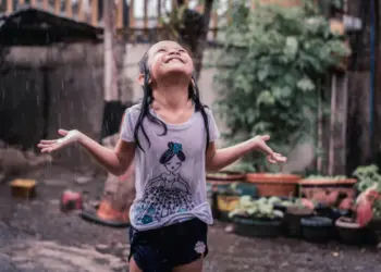 Barish Me Nahaane Ke Fayde Aur Nuksan