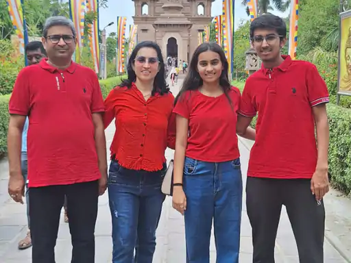 neet 2025 cg topper Darshit Jain with his parents and sister