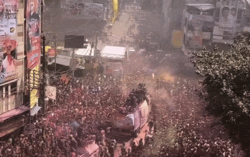 इंदौर की गेर में बड़ी संख्या में शामिल हुए लोग।