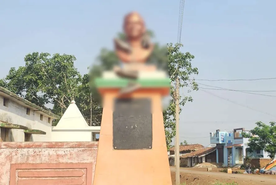 Bharat-Ratna Atal Bihari Vajpayee Statue Insult Garland of Shoes placed