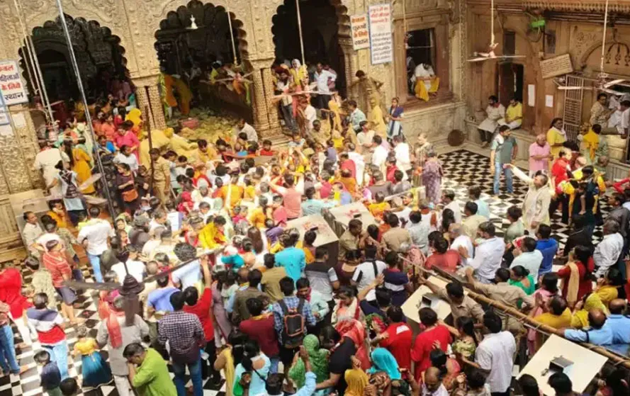मथुरा का बांके बिहारी मंदिर ब्रज क्षेत्र के सबसे प्रसिद्ध और भीड़भाड़ वाले मंदिरों में से एक है।