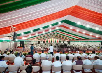 गुजरात के अहमदाबाद में कांग्रेस के राष्ट्रीय अधिवेशन का समापन हुआ।