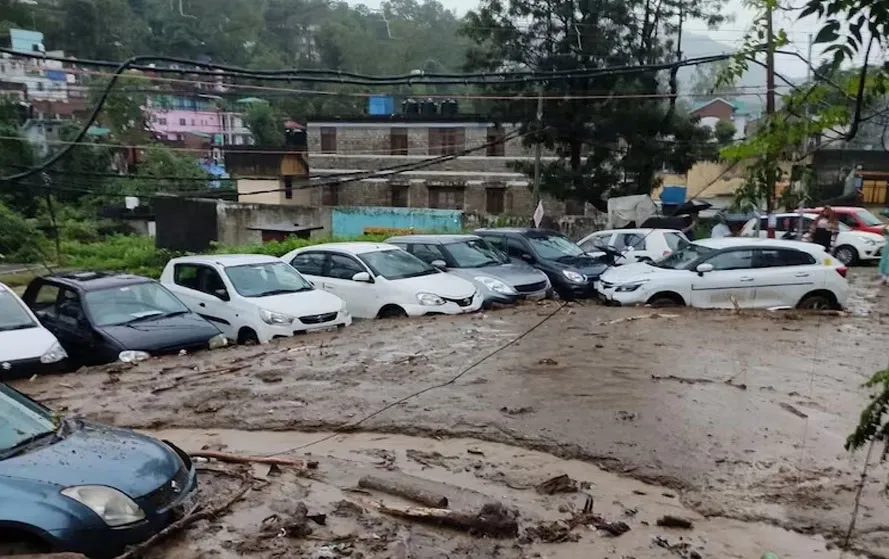 हिमाचल के मंडी में फटे बादल, कई गाड़ियां मलबे में दबी