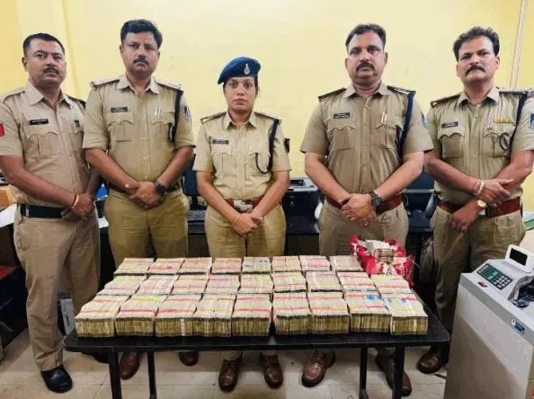 Indore me hawala ka 1 crore 30 lakh jabt