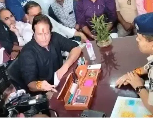 राहुल गांधी को गोली मारने की धमकी: रायपुर में कांग्रेसियों ने थाना घेरा, BJP प्रवक्ता पिंटू महादेव पर अब तक FIR नहीं राहुल गांधी को गोली मारने की धमकी: रायपुर में कांग्रेसियों ने थाना घेरा, BJP प्रवक्ता पिंटू महादेव पर अब तक FIR नहीं