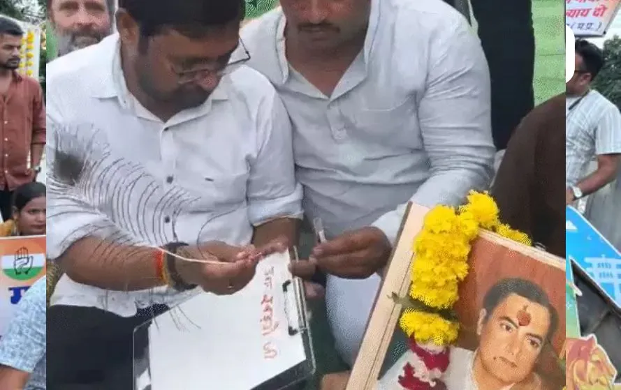 विट्टन मार्केट चौराहे पर भोपाल शहर अध्यक्ष का विरोध करते प्रवीण सक्सेना 'मोनू'। वे राहुल गांधी को खून से पत्र लिखते हुए।
