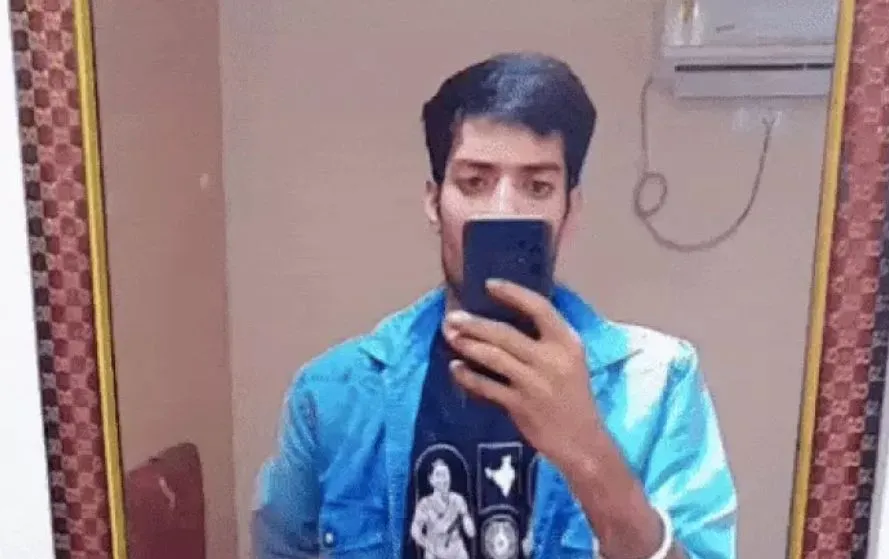 Chhatarpur Suicide Video Viral: पहले वीडियो बनाया फिर सिर में गोली मारकर किया सुसाइड, भाई की मौत से डिप्रेशन में था Chhatarpur Suicide Video Viral: पहले वीडियो बनाया फिर सिर में गोली मारकर किया सुसाइड, भाई की मौत से डिप्रेशन में था