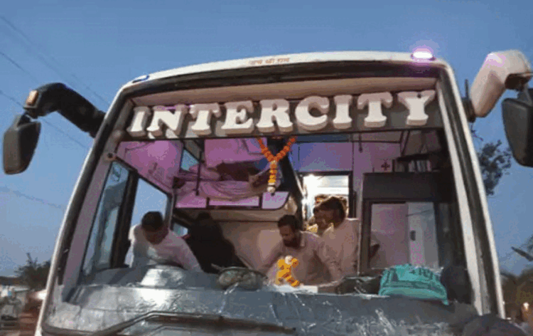 पत्थरबाजी के दौरान बस के कांच टूट गए।