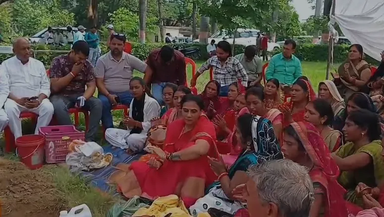 सिद्धार्थनगर विकास भवन परिसर में मंदिर निर्माण का हुआ शिलान्यास: सांसद जगदम्बिका पाल की पुत्री पूजा पाल ने रखा आधार सिद्धार्थनगर विकास भवन परिसर में मंदिर निर्माण का हुआ शिलान्यास: सांसद जगदम्बिका पाल की पुत्री पूजा पाल ने रखा आधार