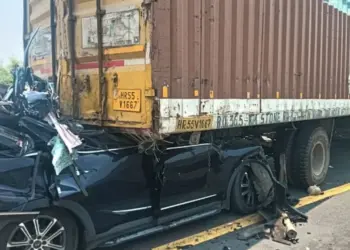 UP Kanpur Unnao road accident Mahindra XUV 300 car collided with container zxc