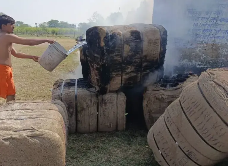 CG Dhan Kharidi Fire: धान खरीदी के बीच बारदानों में रहस्यमयी आग, जांजगीर-चांपा और कवर्धा में लाखों का नुकसान, जांच की मांग तेज CG Dhan Kharidi Fire: धान खरीदी के बीच बारदानों में रहस्यमयी आग, जांजगीर-चांपा और कवर्धा में लाखों का नुकसान, जांच की मांग तेज