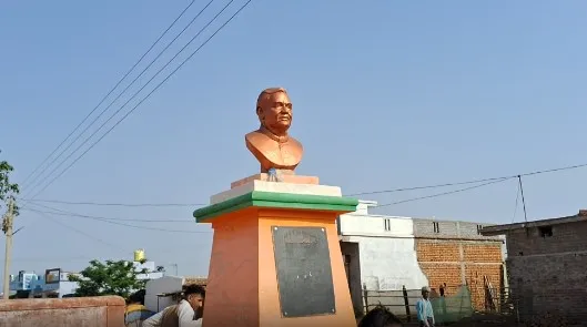Atal Bihari Vajpayee Statue Insult