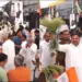 मंच टूटने पर अफरा-तफरी का माहौल बन गया।