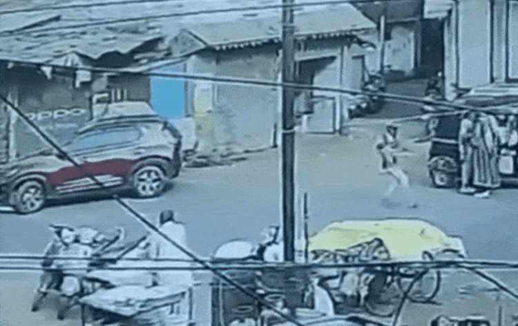 CCTV में आदिल किन्नरों पर हमला करता दिखाई दिया।