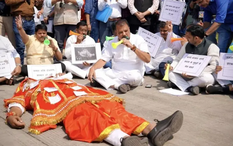 विपक्ष का अनोखा प्रदर्शन।