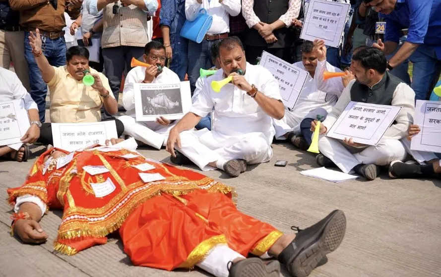विपक्ष का अनोखा प्रदर्शन।