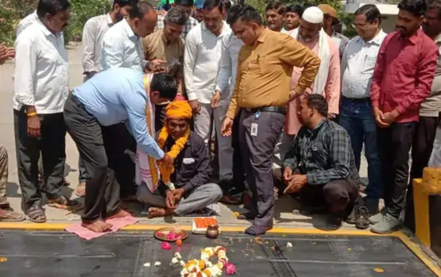किसानों का माला और साफा पहनाकर स्वागत किया गया।