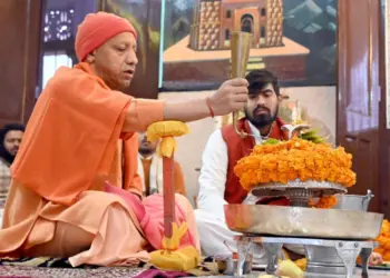 गोरखपुर में सीएम योगी ने भोलेनाथ का अभिषेक किया
