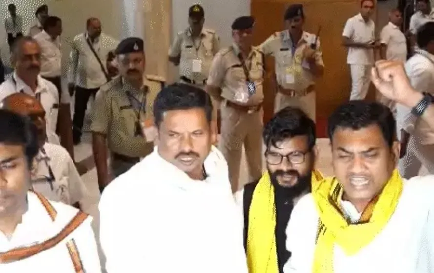 कांग्रेस विधायकों ने सदन के बाहर मंडला एनकाउंटर के जांच को लेकर नारेबाजी की।