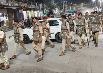 इंदौर में पुलिस ने बुधवार रात फ्लैग मार्च निकाला।