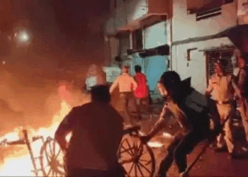 रविवार को महू में उपद्रवियों ने तोड़फोड़ की और आगजनी की घटना को अंजाम दिया।