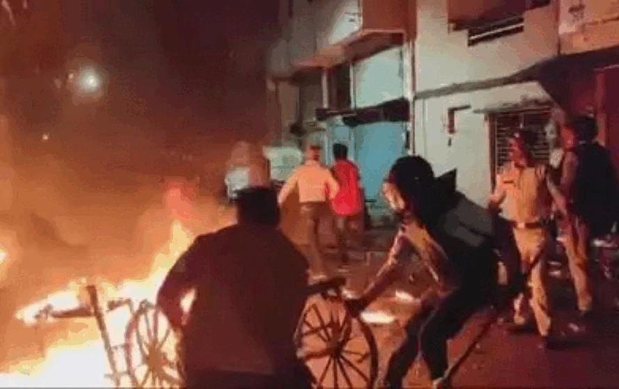 रविवार को महू में उपद्रवियों ने तोड़फोड़ की और आगजनी की घटना को अंजाम दिया।