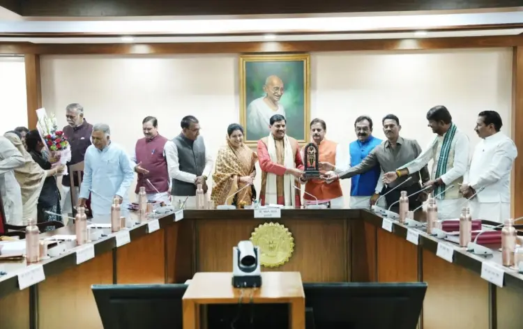 कैबिनेट बैठक से पहले मंत्रियों ने GIS के सफल आयोजन के लिए भगवान राम की प्रतिमा सीएम मोहन यादव को भेंट की।