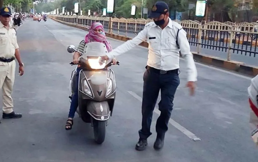 ट्रैफिक उल्लंघनों पर लगने वाले जुर्माने की लिस्ट।