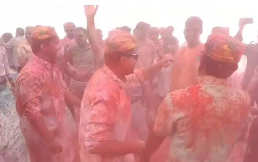 होली के गानों पर थिरकते हुए दिखाई दिए पुलिसकर्मी