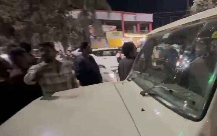 बुढ़ार पुलिस पर पथराव।