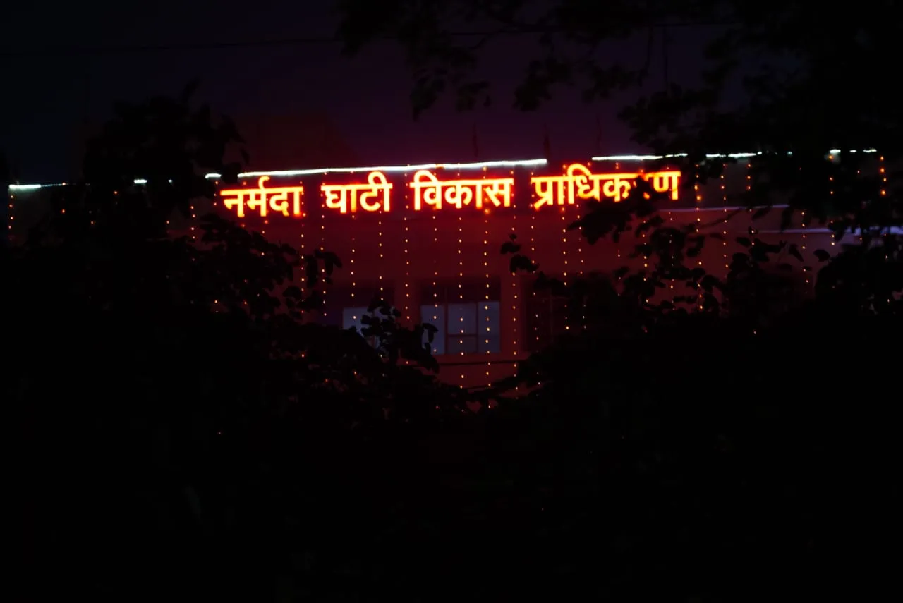 tricolour lights on MP narmada bhawan hindi news