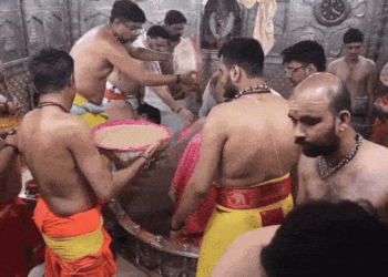 महाकाल को चढ़ा सेहरा।