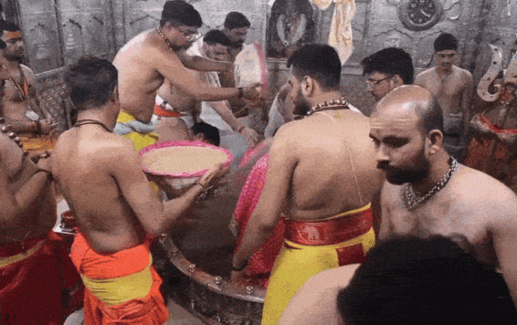 महाकाल को चढ़ा सेहरा।