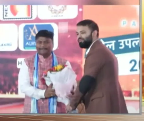 Director of Bansal News Parth Bansal felicitating Minister Kedar Kashyap