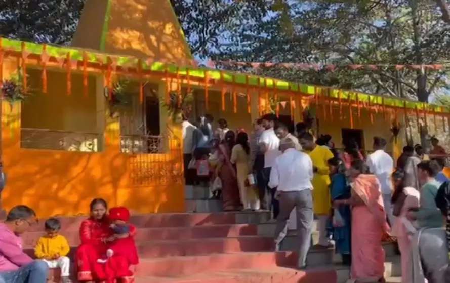 मंदिरों में सुबह चार बजे से पहुंच गए थे भक्‍त