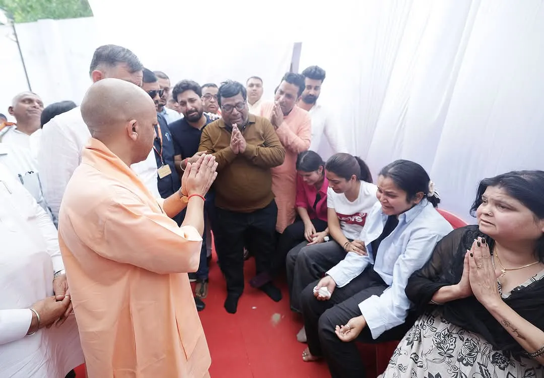शुभम के परिवार को सांत्वना देते सीएम योगी आदित्य नाथ