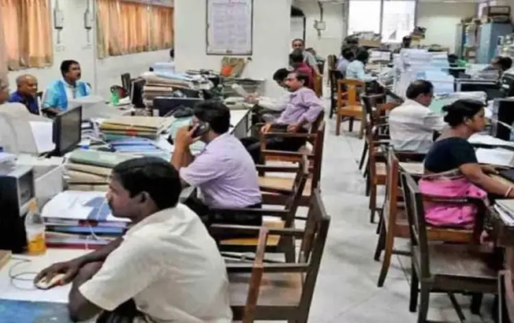 सरकारी कर्मचारियों की छुट्टियां कैंसिल।